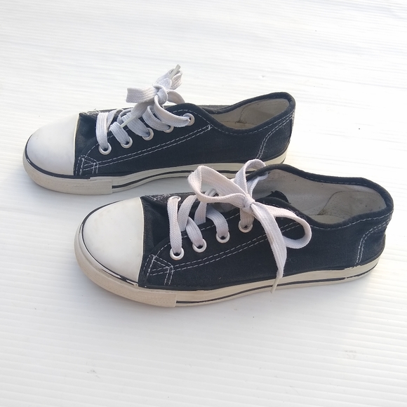 CONVERSE kids black low top sneakers sz 3 - Picture 2 of 8